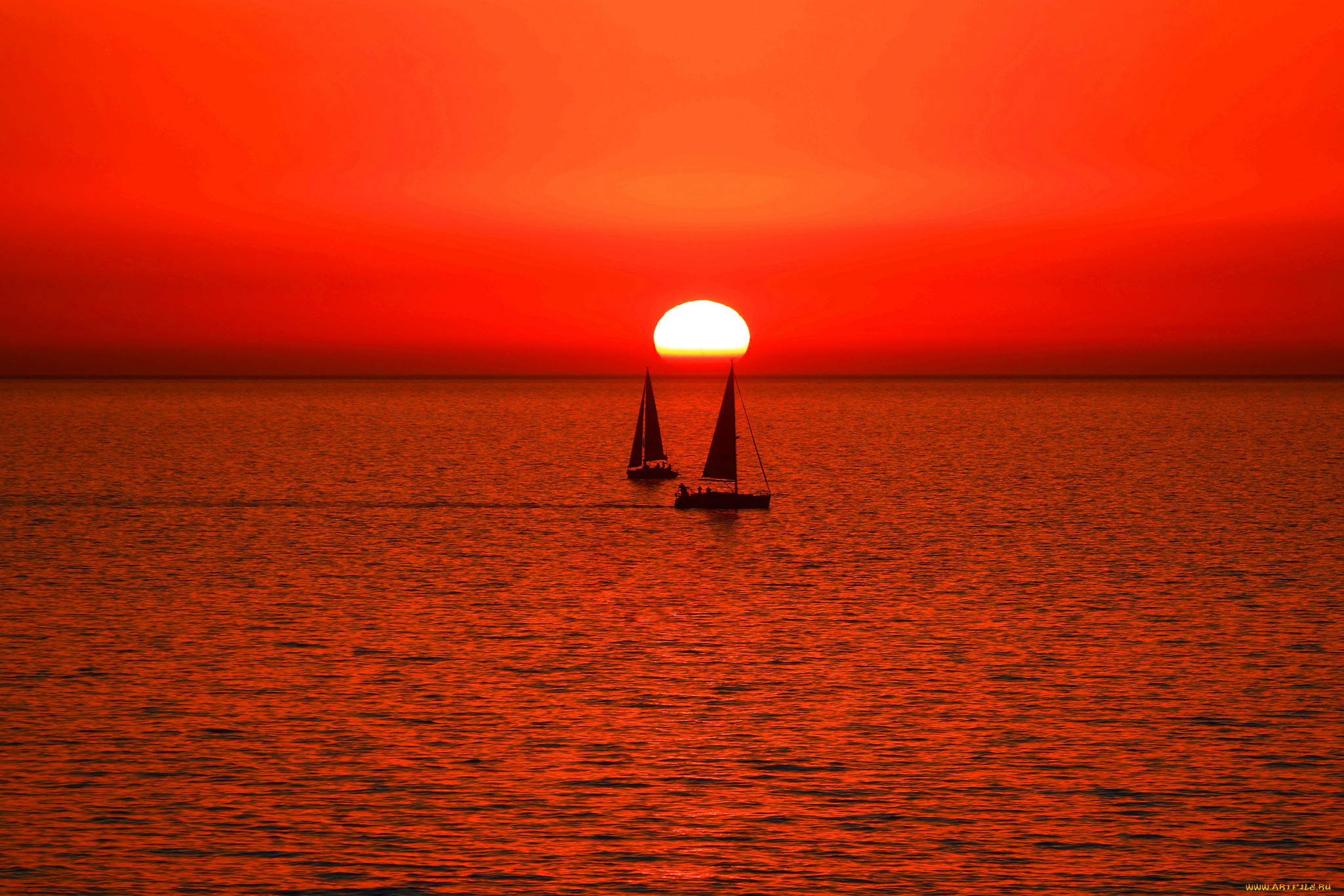 Багряный горизонт. Красный закат. Красный закат на море. Красное солнце на закате.